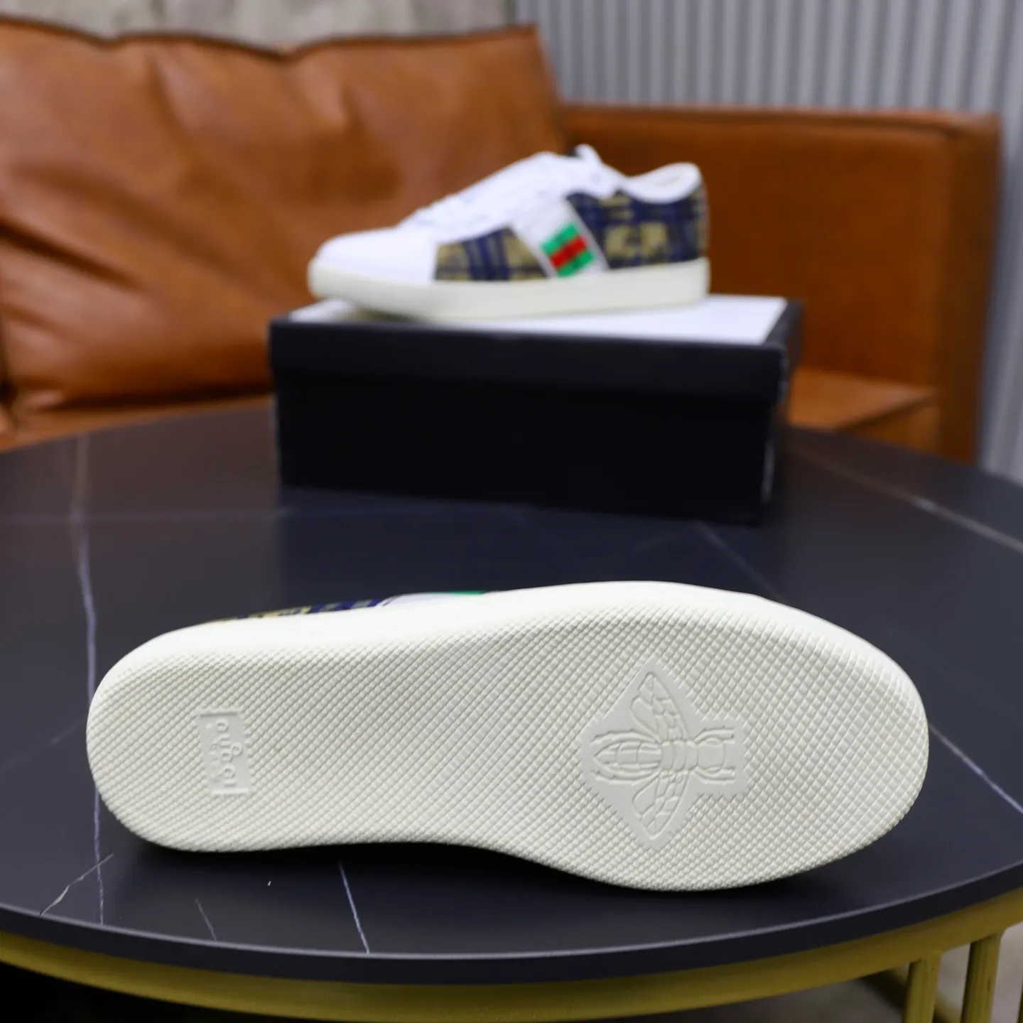 Ex-factory price: 400💰🙅‍♂️🙅‍♂️🙅‍♂️ Brand: GUCCI Standard code: 38-44 (45 customized) Grade: Same as the official website Material: Original material splicing Comfortable and breathable lining Lightweight and wear-resistant sports outsole Style category: Men's fashionable casual shoes Running sneakers Distinguished luxury brand elements Top luxury Color: actual picture color
